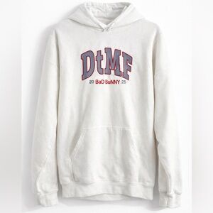 BAD BUNNY DTMF EMBROIDERED HOODIE
Bad Bunny Debi Tirar Mas Fotos merch